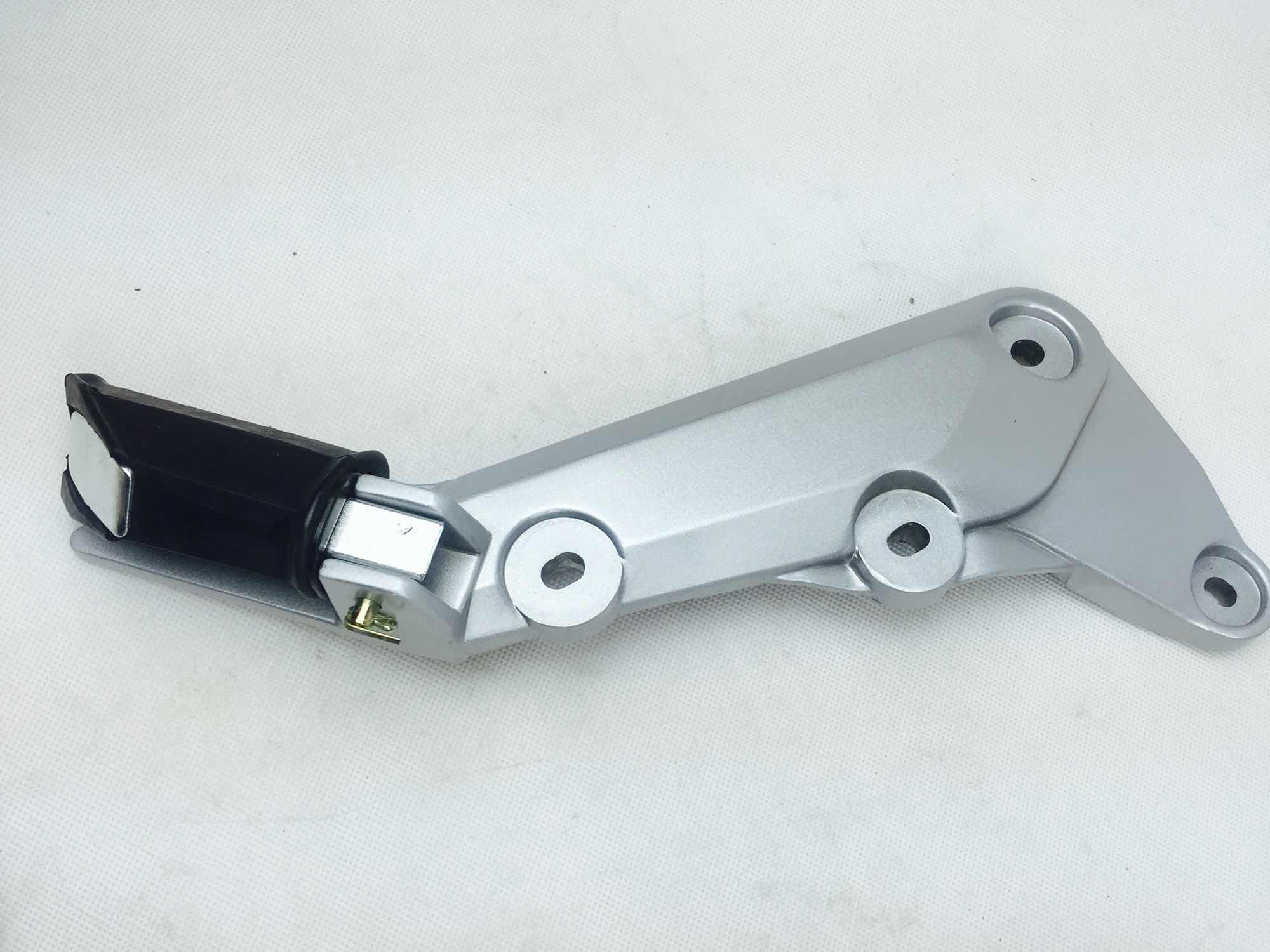 轻骑铃木摩托车配件赛驰qs110后搁脚后脚踏脚蹬脚架左右踏板胶皮