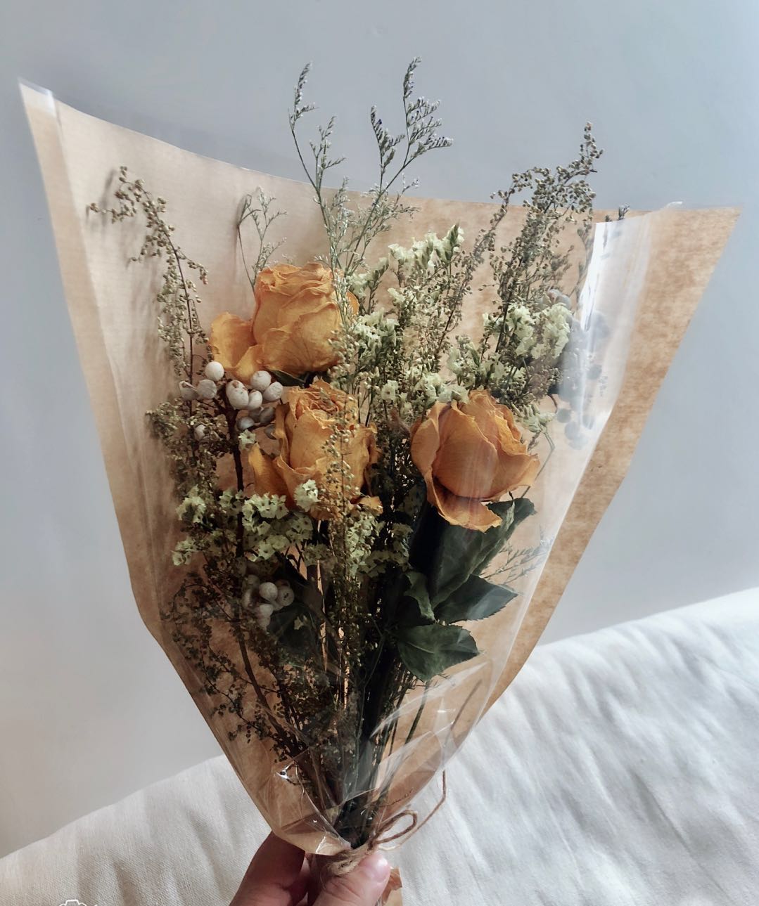 新款浪漫女生节520玫瑰搭配满天星进口白果情人节花束干花手捧花