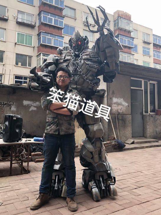 变形金刚威震天真人穿戴盔甲