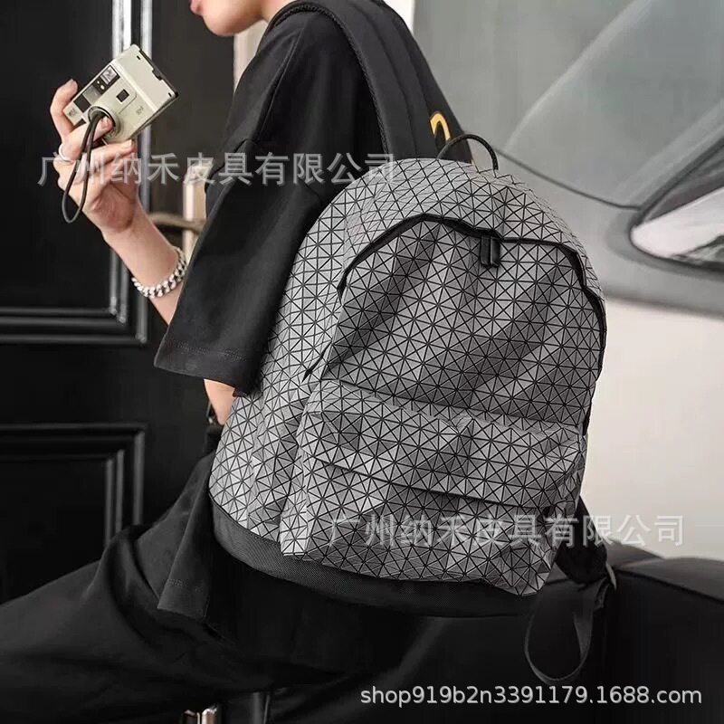 几何菱格双肩包2025新款学生书包大容量旅行休闲男女背包街头潮流