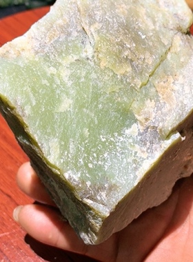 H704亏甩 天然和田玉矿料2.35斤牌子珠子吊坠料