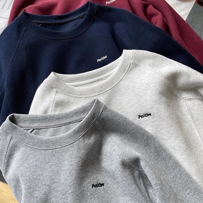 刺绣小字母宽松圆领套头卫衣