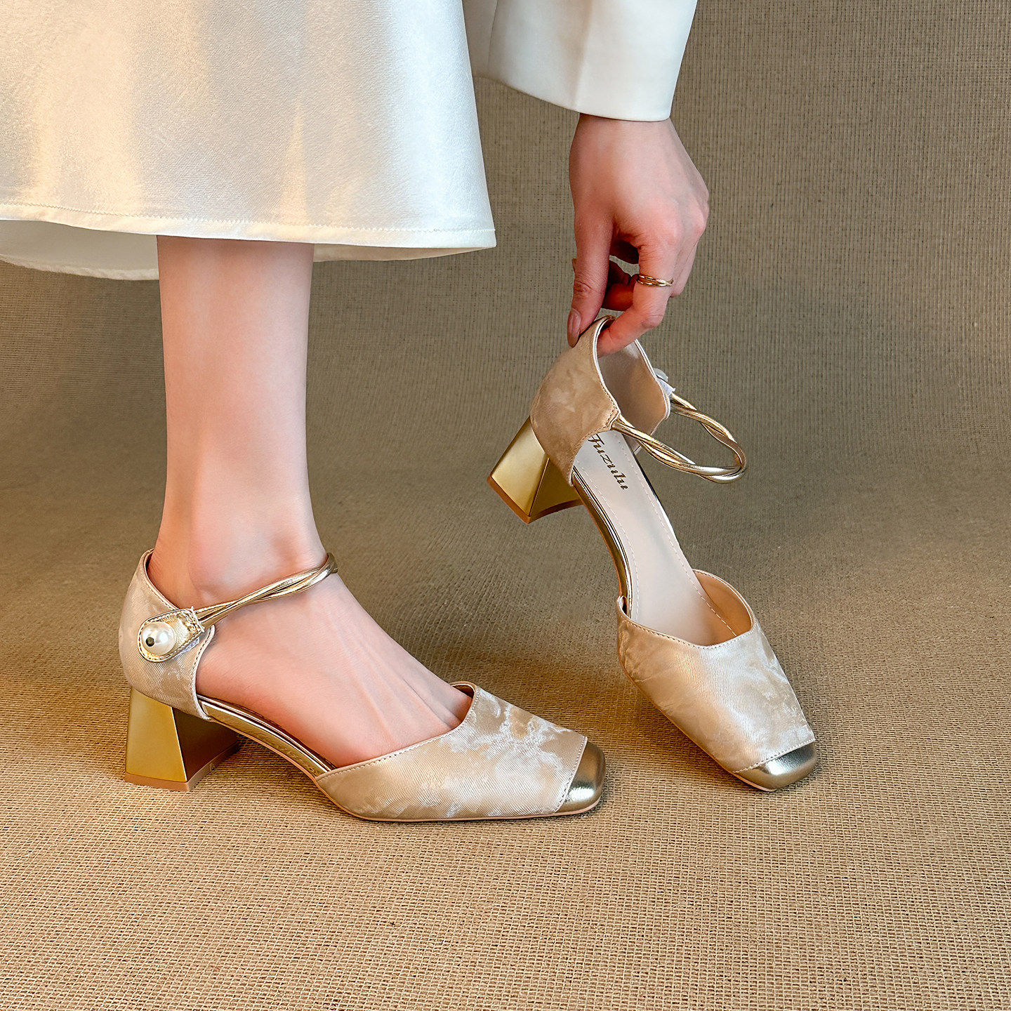 [明星同款]复古方头高跟鞋女中空伴娘婚鞋新中式国风旗袍单鞋粗跟,女鞋,时装凉鞋,淘宝优惠券,粉丝福利购,淘宝优惠卷