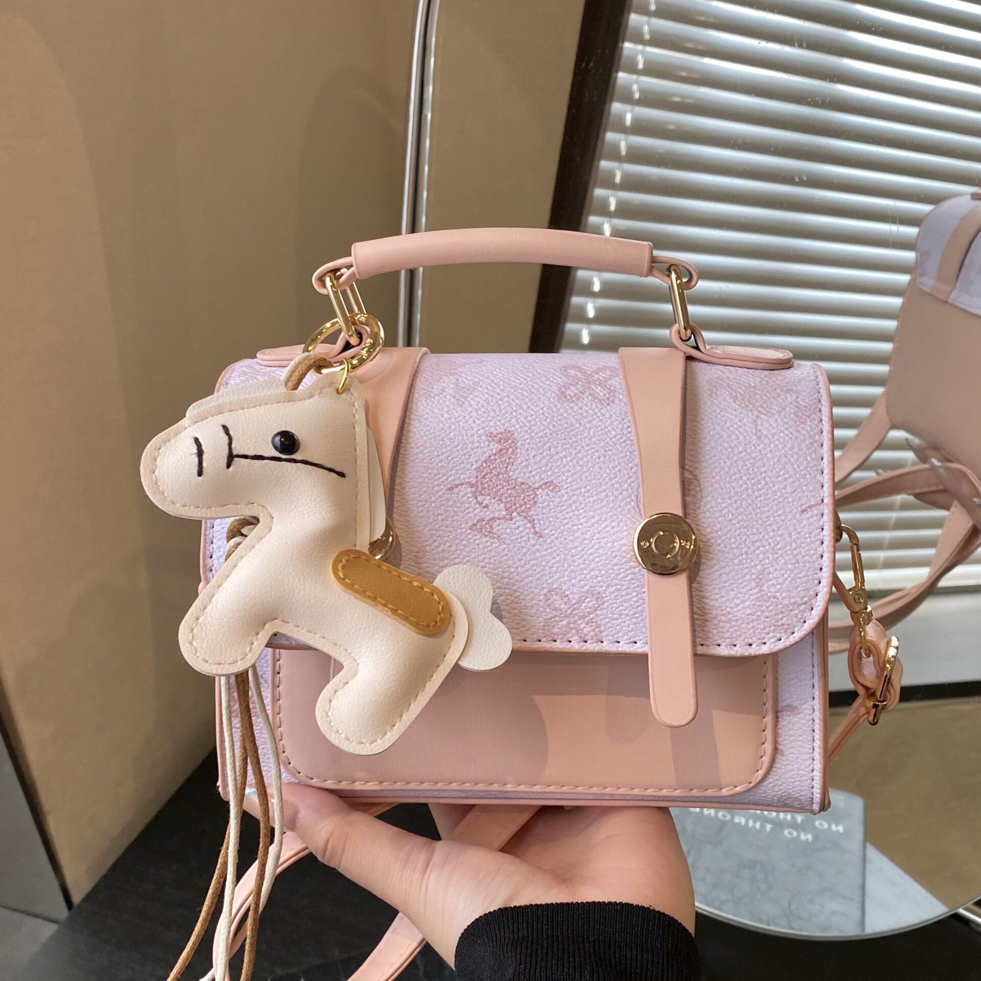 2026新款洋气感时尚斜挎包复古英伦学院风女包洋气拼接手提小方包