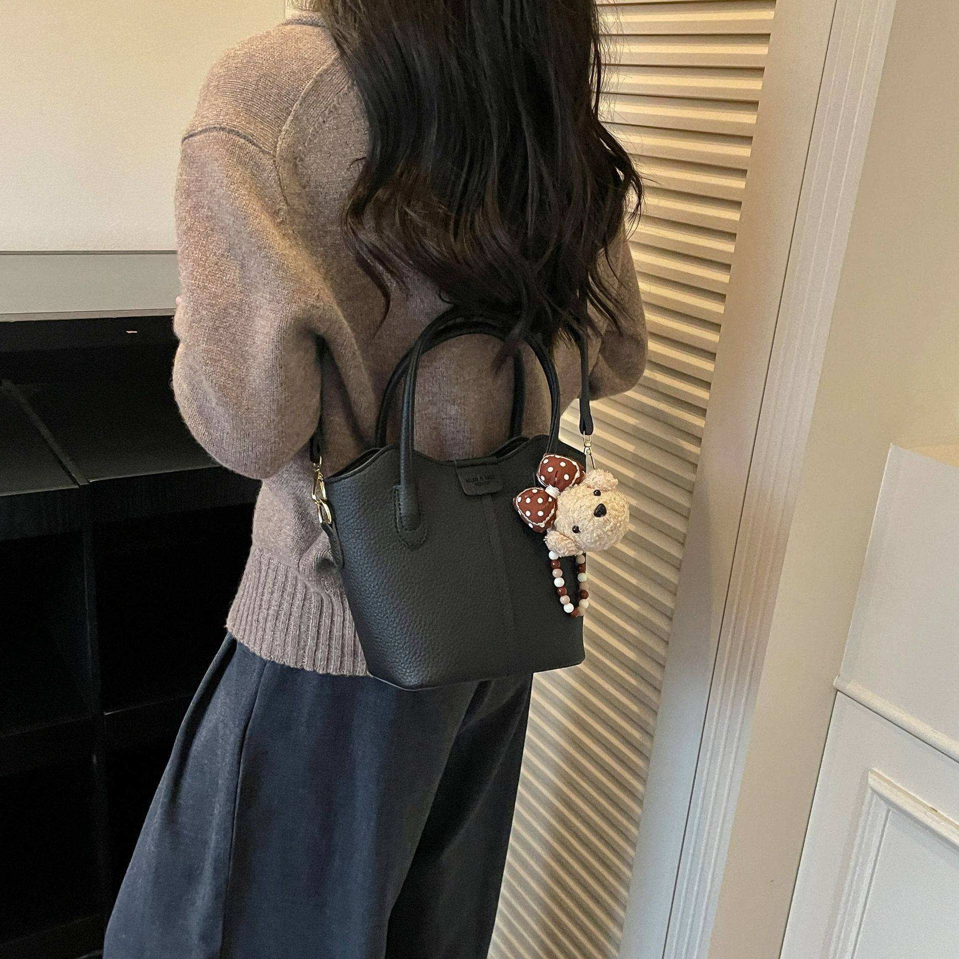 精致超火小众水桶包包女2026新款时尚百搭斜挎包高级感通勤小拎包