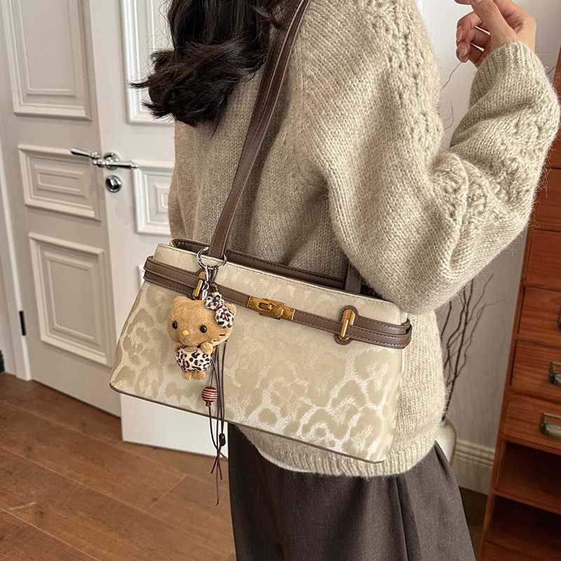 休闲风腋下包包女2026秋季豹纹新款大容量女包时尚简约单肩手提包
