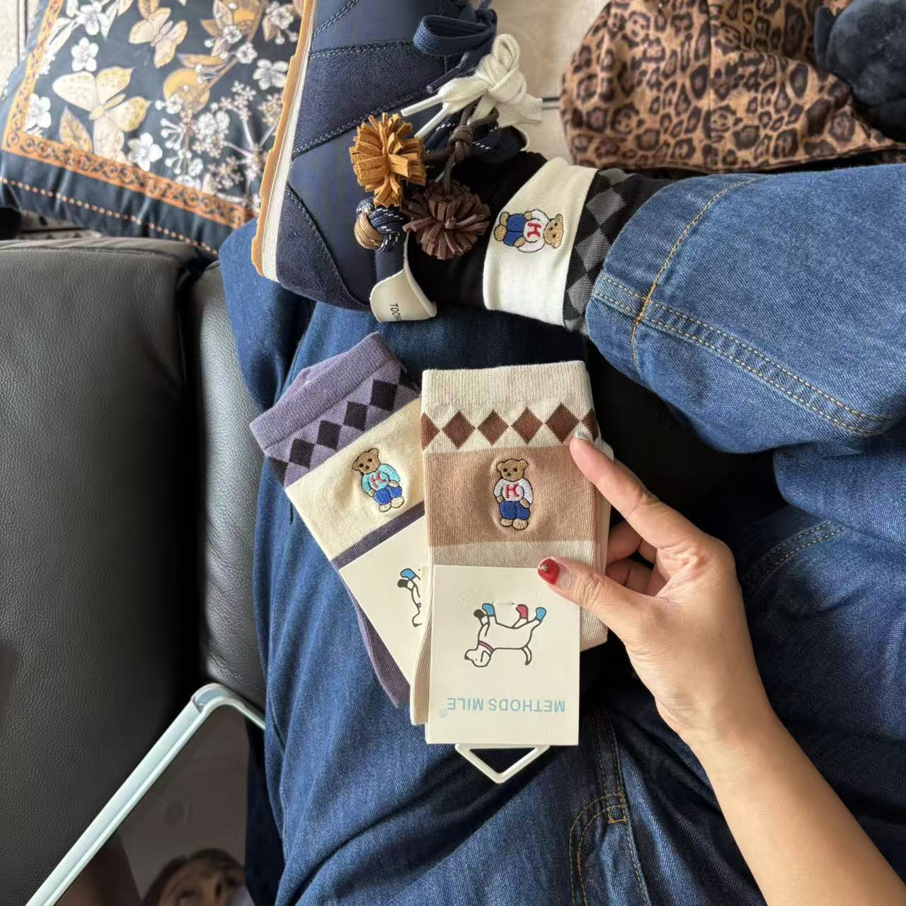 简约拼色刺绣卡通小熊学院风可爱动物ins风中筒袜