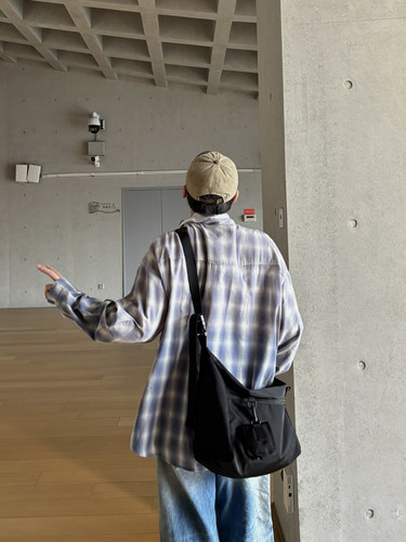 YUEN设计款尼龙防水耐磨单肩斜挎机车包男女大容量邮差街头挎包潮