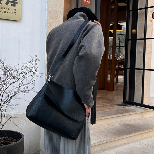 YUEN设计师款手提复古单肩腋下枕头pu街头男女生ins翻盖托特包潮