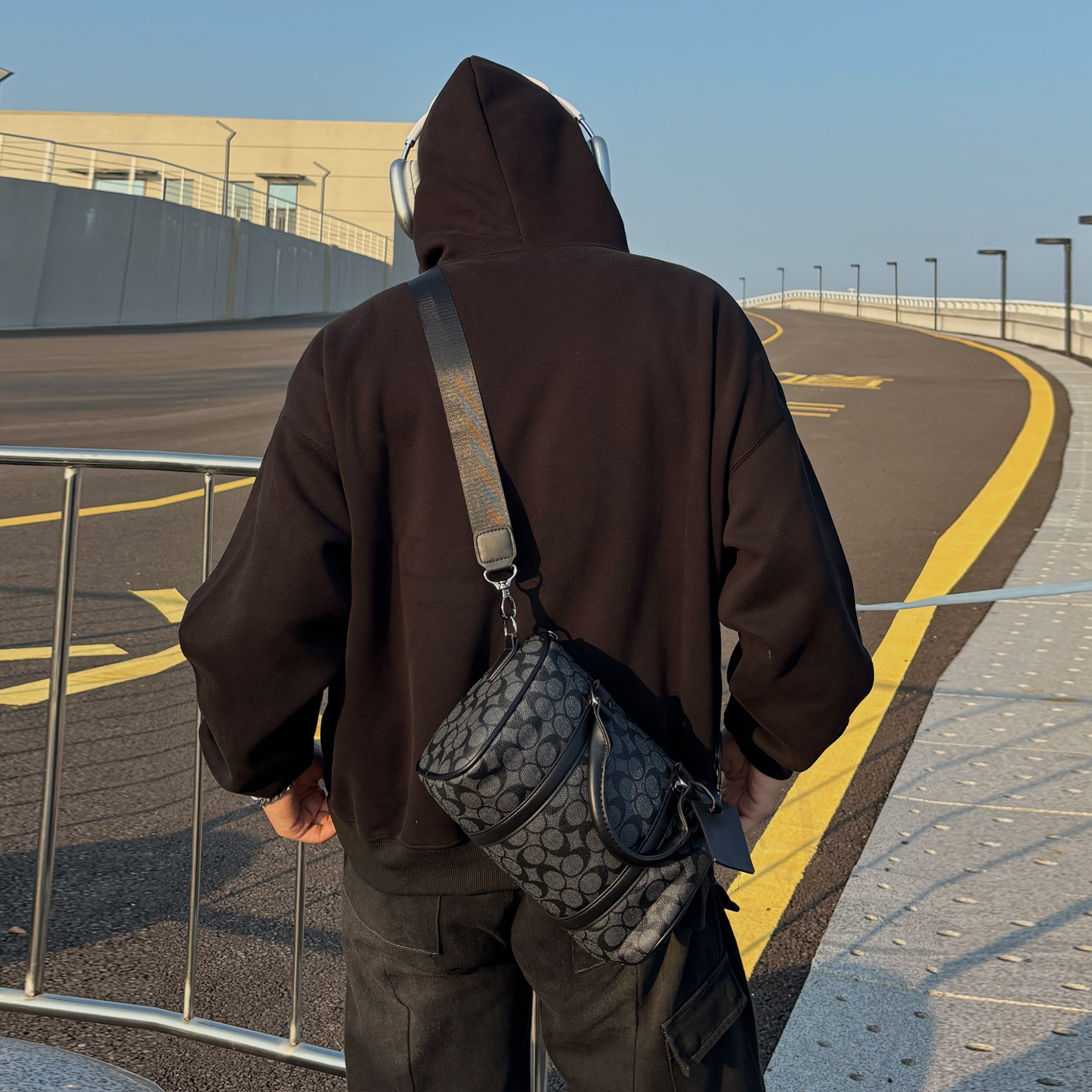 YUEN设计款原宿街头ins单肩斜挎包波士顿圆筒包男女便捷吐司包潮