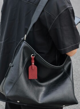 左千户包2025新款爆款黑武士牛皮斜挎包男包大容量通勤包电脑包