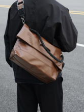 左千户包时尚新款软皮男包斜挎托特大包高级感运动风通勤健身包潮