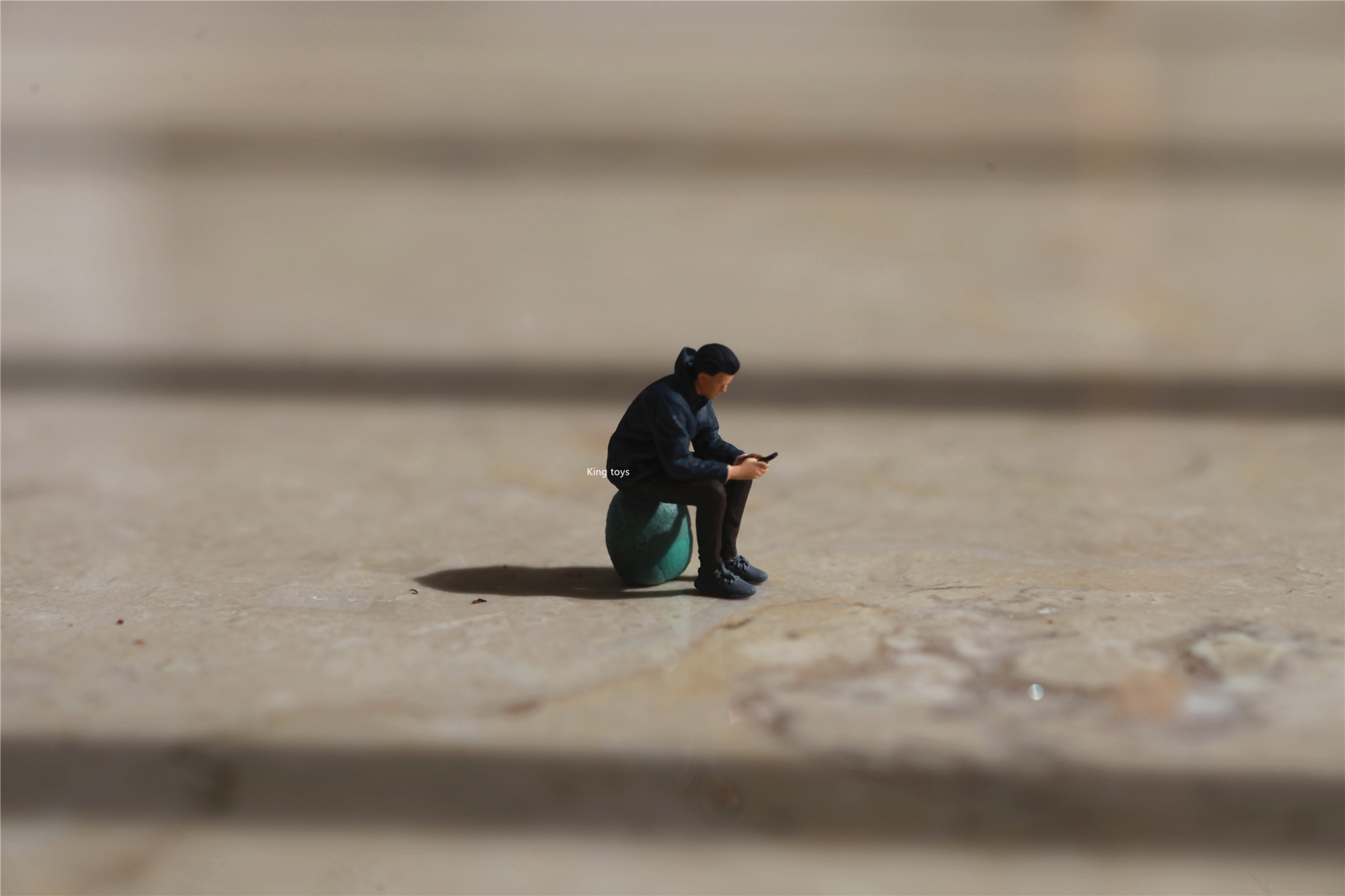 KING TOYS 坐姿男玩手机 1/87 1/64 1/43人偶车模场景搭配 预定