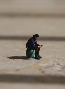 KING TOYS 坐姿男玩手机 1/87 1/64 1/43人偶车模场景搭配 预定