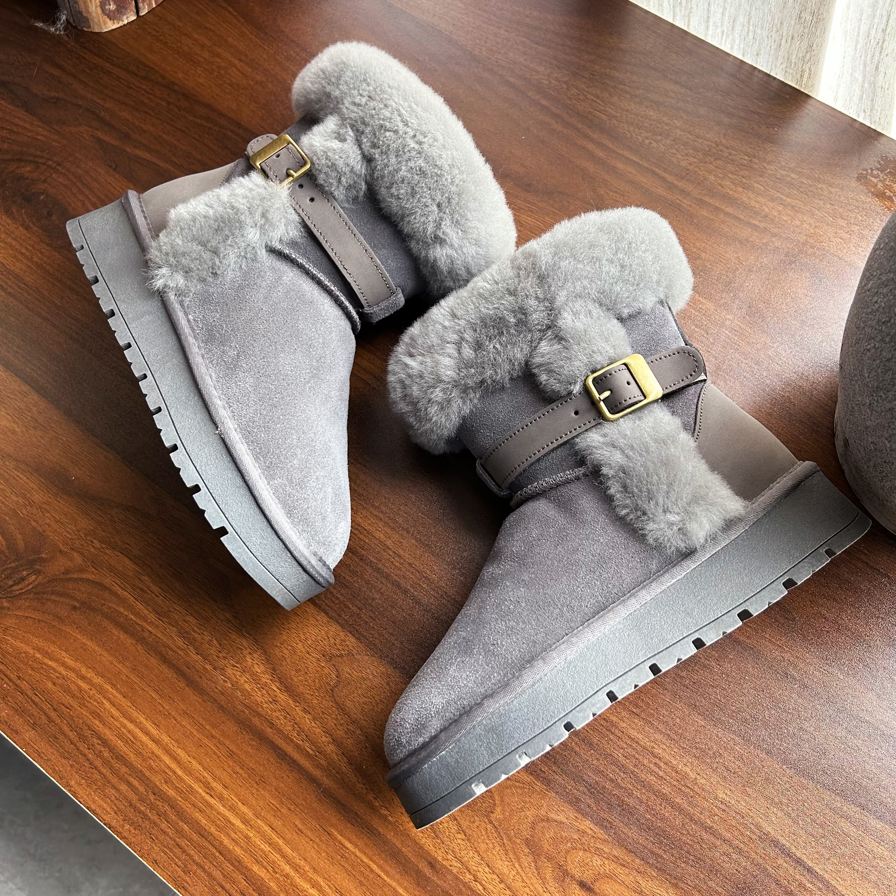 厚底中筒骑士灰色雪地靴女款2025新款冬季羊皮毛一体翻毛靴子棉鞋