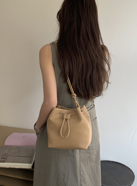 BLEND LADY真皮水桶包春夏2025韩系绿色日常斜挎女包包通勤单肩包