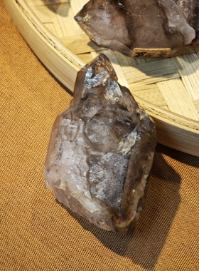 津巴布韦超七骸骨带金草莓彼岸花原石83.3g