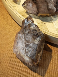 津巴布韦超七骸骨带金草莓彼岸花原石83.3g