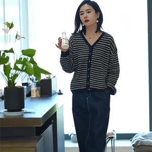 2024新款毛衣外套女开衫早秋冬V领长袖打底黑白条纹针织衫女上衣