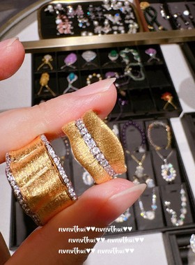 织纹雕金拉丝锆石戒指 古董感 镀18K金 褶皱裙摆锆石戒指