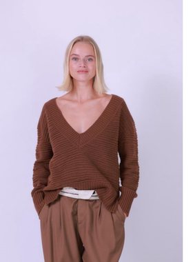 ETIK Nor瑞典大V领咖色羊毛针织衫