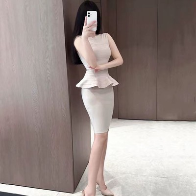 修身荷叶边针织上衣套装