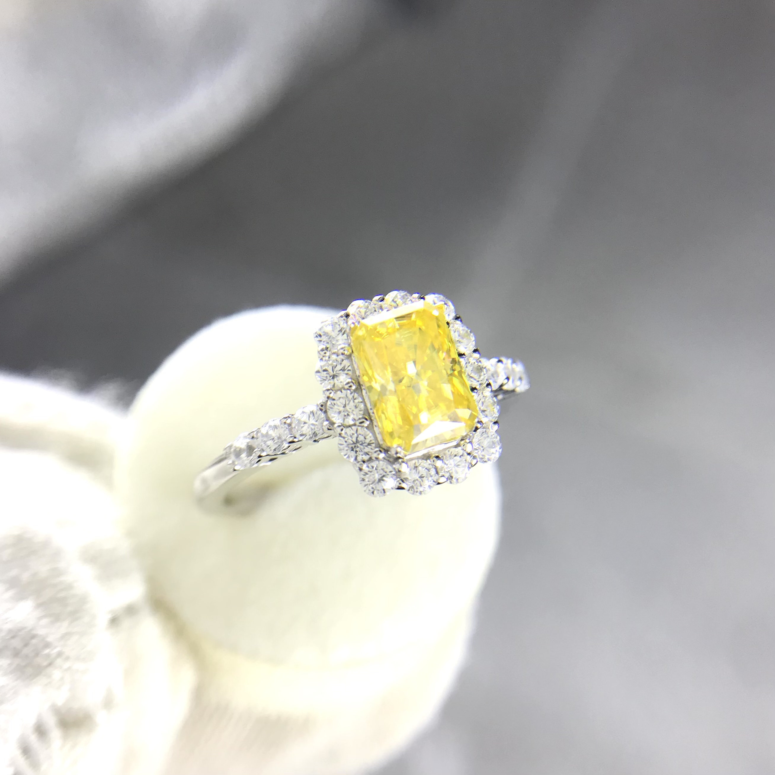 彩色莫桑钻戒指莫桑彩钻戒指莫桑石戒指雷迪恩固口两合社交商务