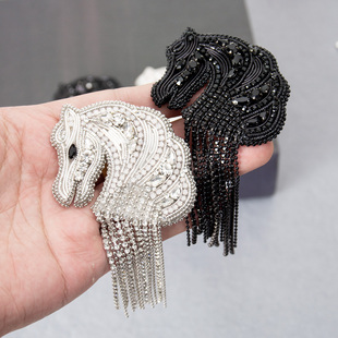 印度丝西装情侣高级感水钻流苏骏马胸针宴会礼服配饰舞台装饰别针
