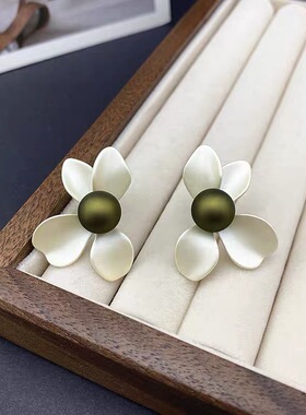 s925银针高级感珠光花朵耳钉