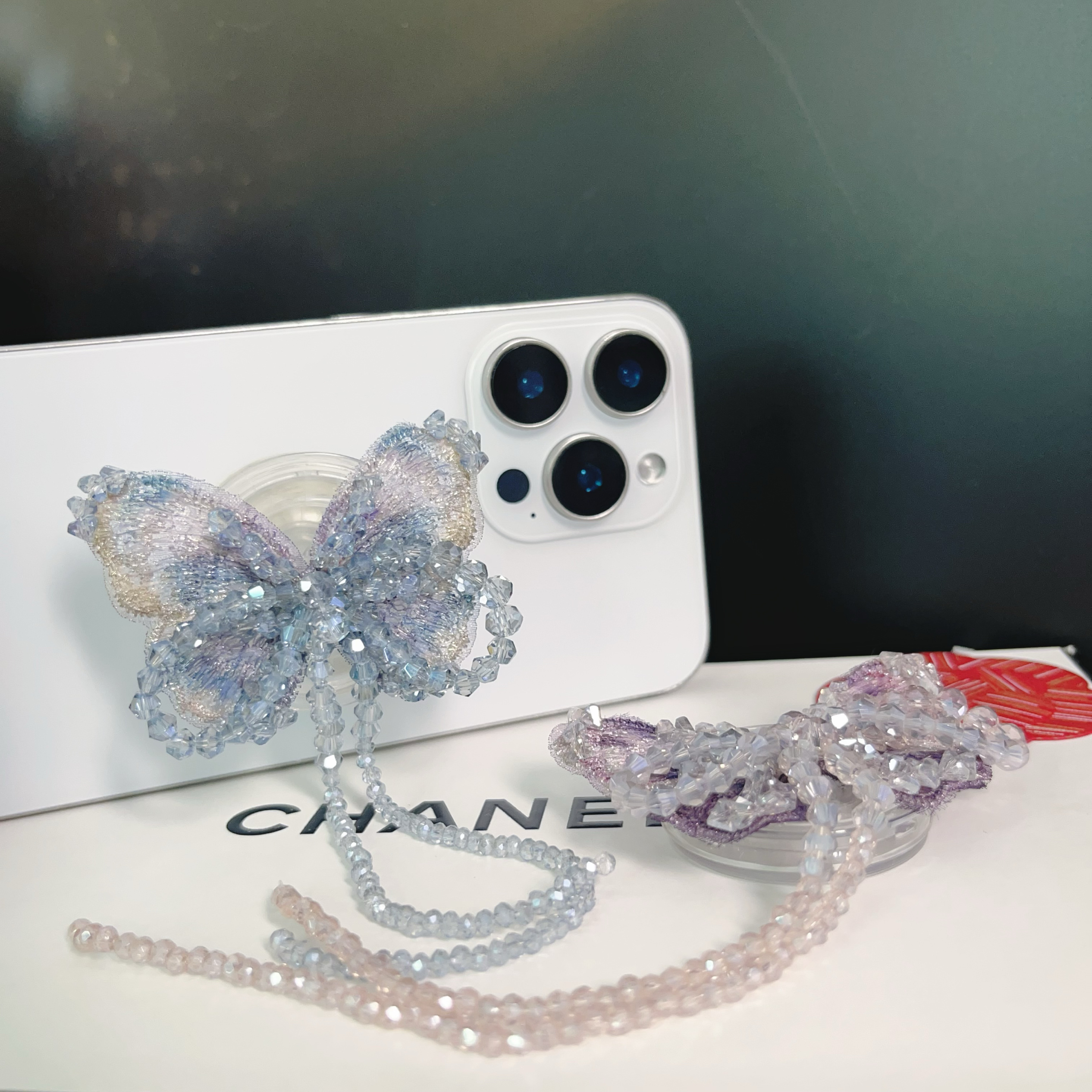 高级感ins粉蝴蝶闪钻流苏支架iPhone15新款16promax手机壳13全包
