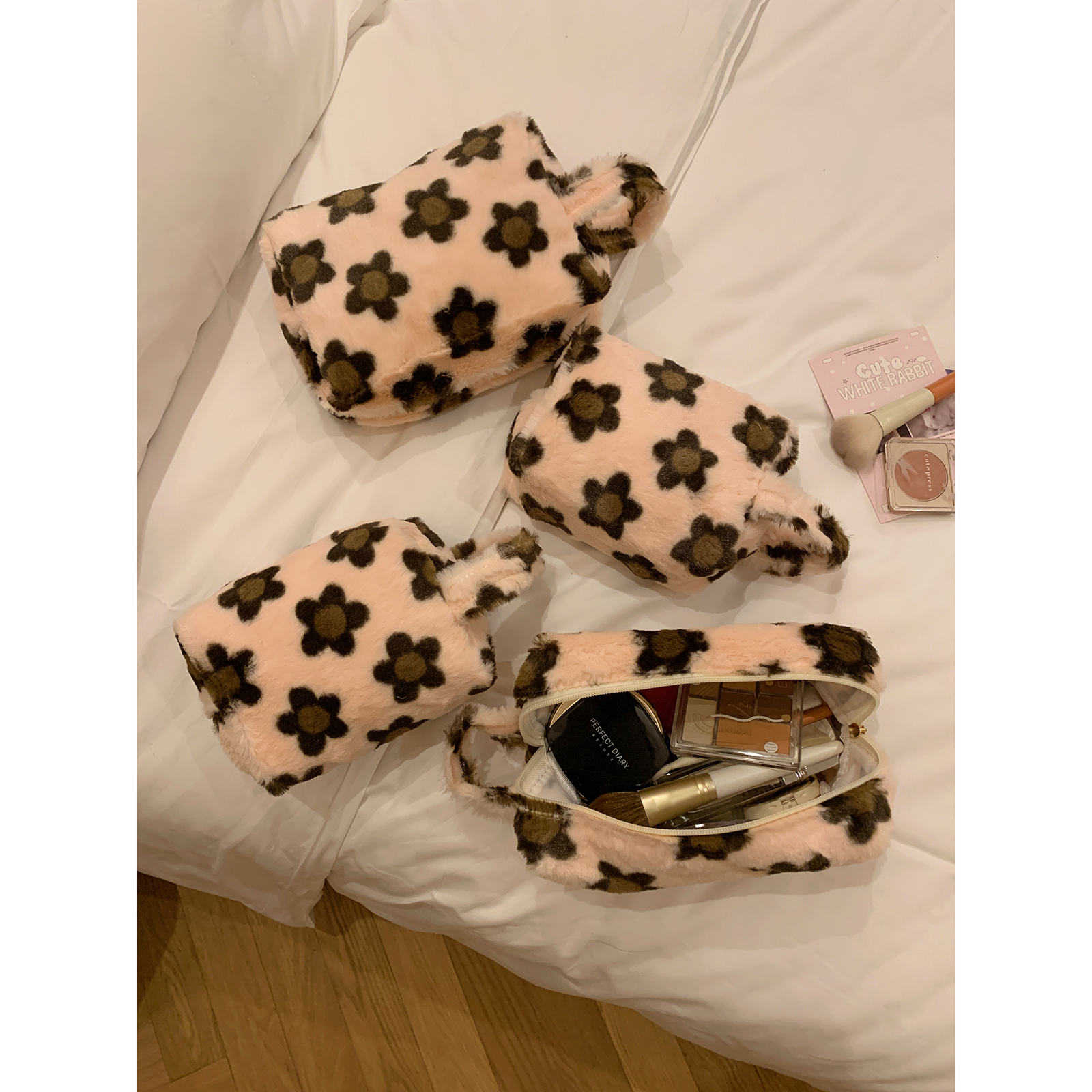 大容量便携可爱毛绒花朵化妆包