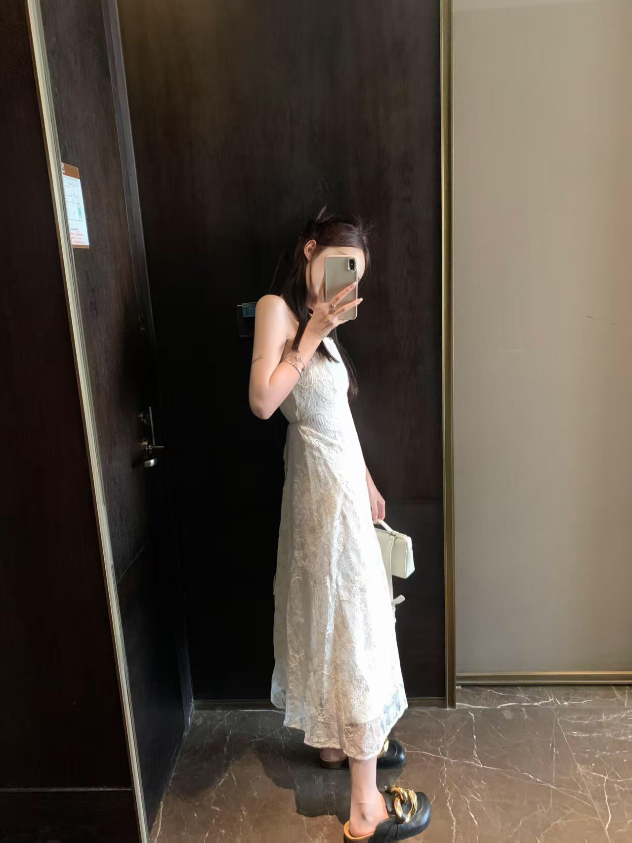 白月光 摇曳假日 法式V领打褶连衣裙