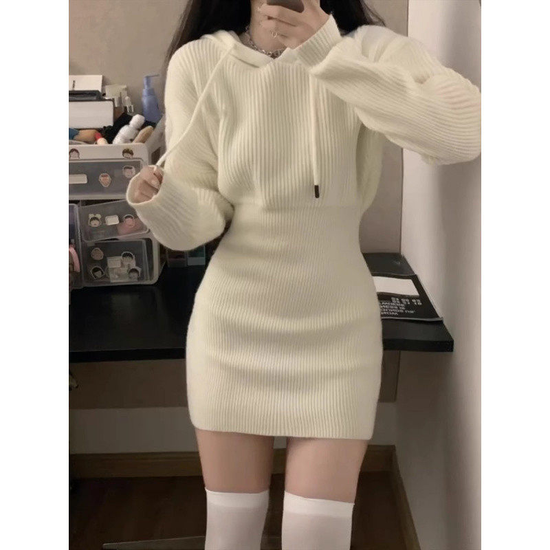 白色连帽针织连衣裙女2024秋冬新款收腰内搭毛衣裙打底包臀短裙子