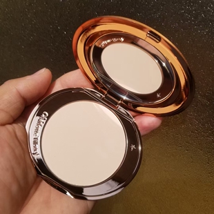 CharlotteTilbury CT蜜粉饼正品轻盈无瑕蜜粉定妆控油持久遮瑕8g
