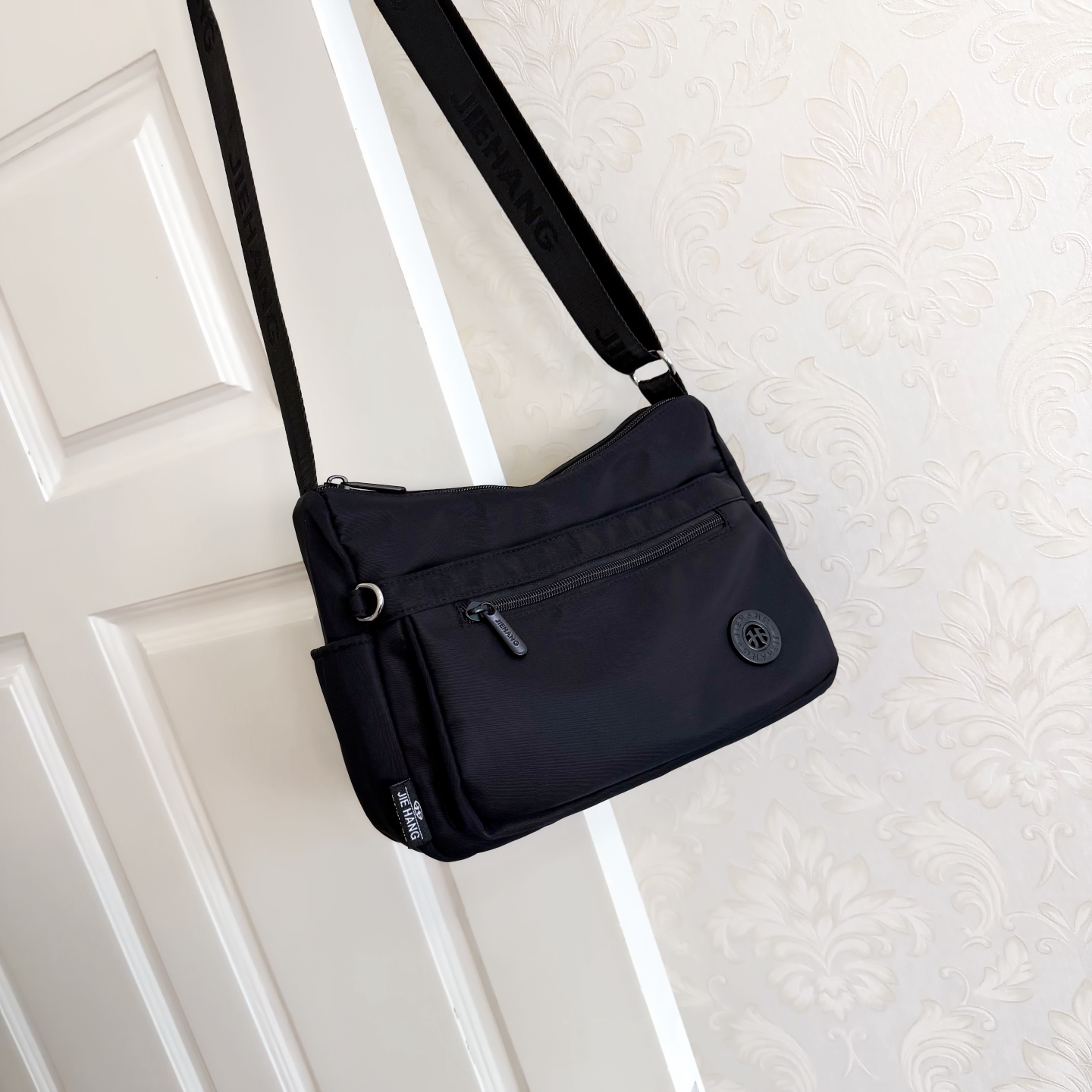 2026新款单肩斜挎女包休闲百搭多口袋简约轻便旅行背包中年妈妈包