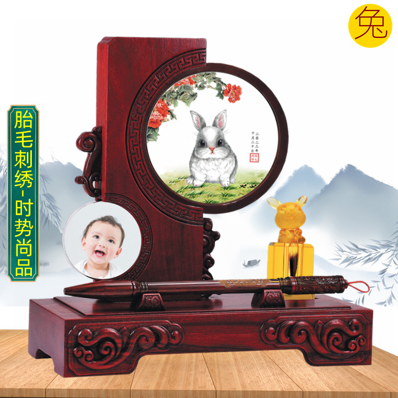 吉祥童子兔宝宝出生礼物定制生肖胎毛绣婴幼儿纪念品时势尚品2023