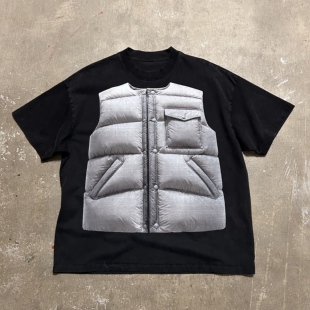 LIFEGOESON26$$PrintedDownVest“视觉假象”数码印花圆领短袖T恤
