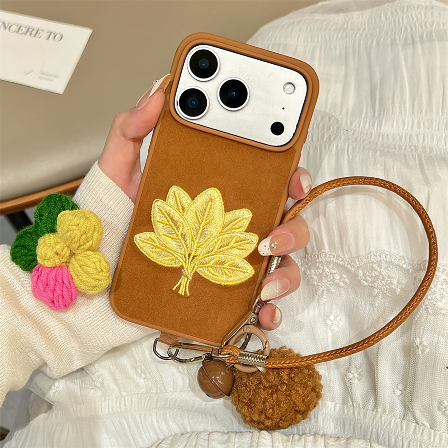 宁宁 秋冬绒布刺绣金色柚子叶带挂绳女iPhone17Promax MobileCase