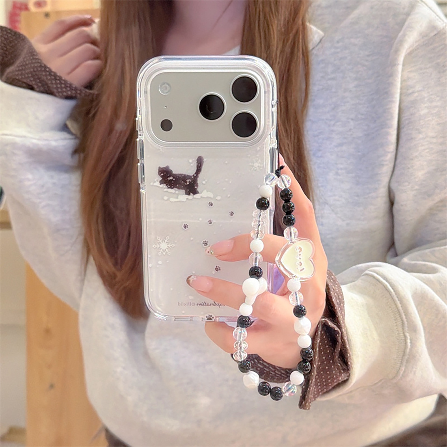 宁宁 冬日氛围感踏雪小黑猫带链条双层女iPhone17Pro Mobile Case