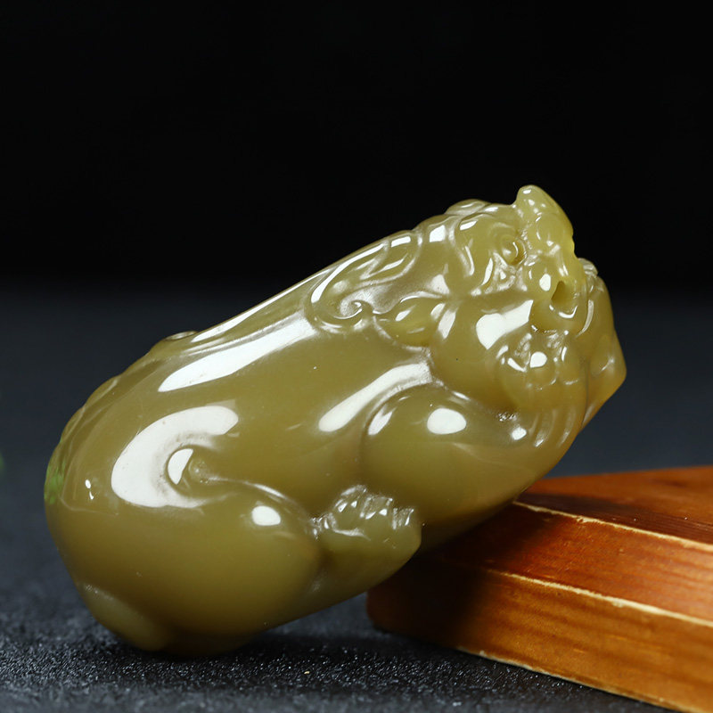 和田玉招财纳福貔貅把件糖料玉皮丘瑞兽手玩件玉佩糖玉兽娃腰挂件