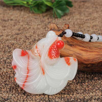 和田玉金鱼吊坠鸡血玉飘红花彩玉鱼挂件男女玉年年有余项链毛衣链