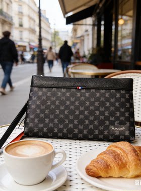 奥康男士PVC拼皮字母信封包