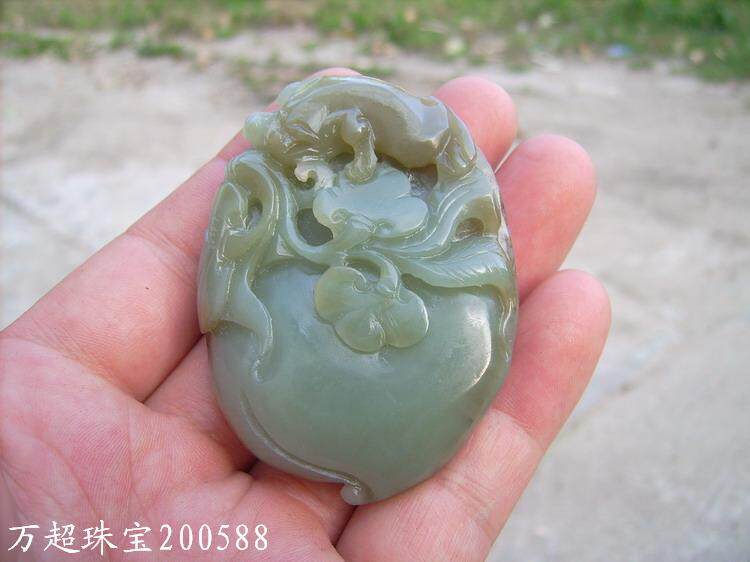 和田玉糖青玉三足金蟾蜍蟠桃灵芝把玩挂件吊坠万超珠宝200588