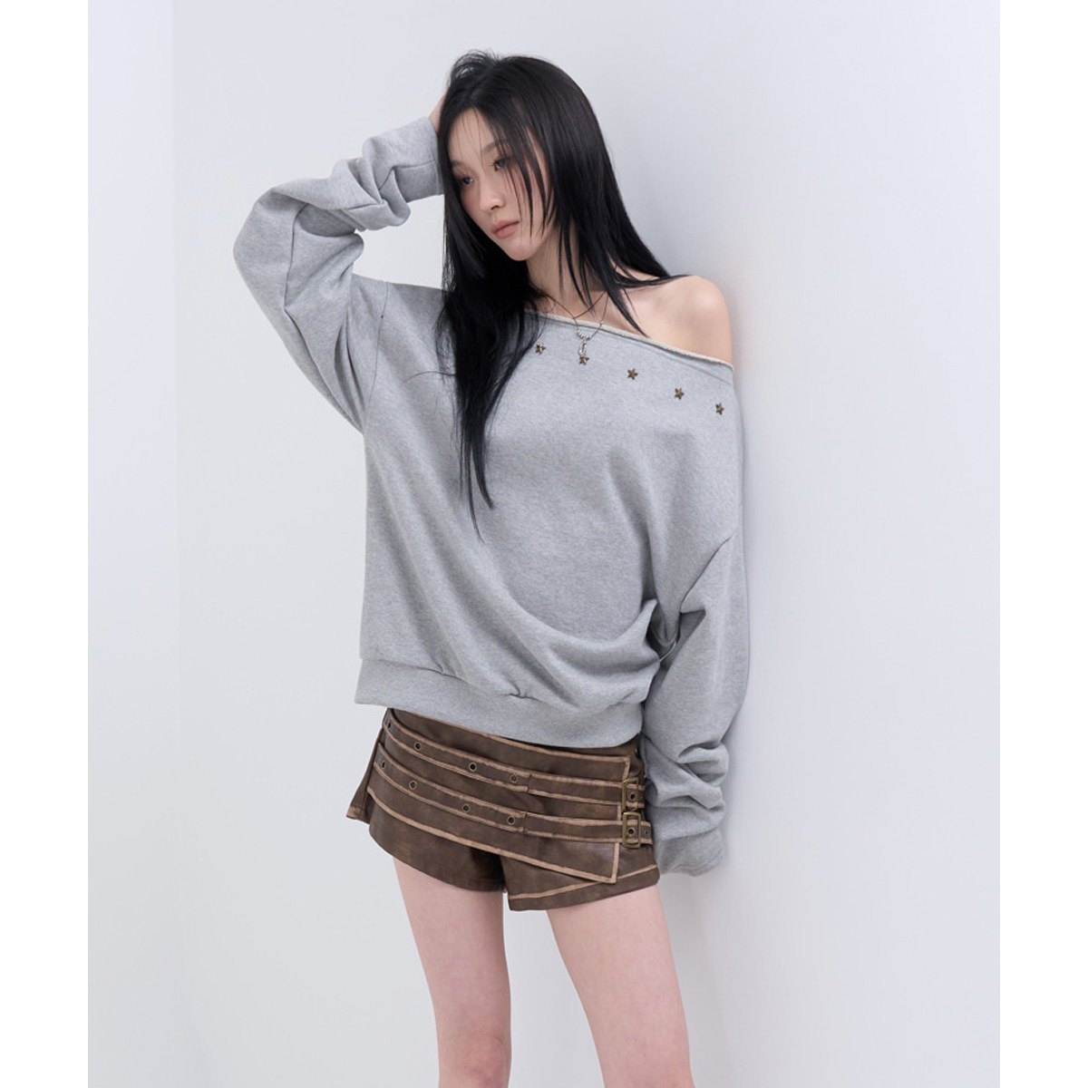 韩国代购26A/W antique star shirring mtm 星星铆钉露肩卫衣女