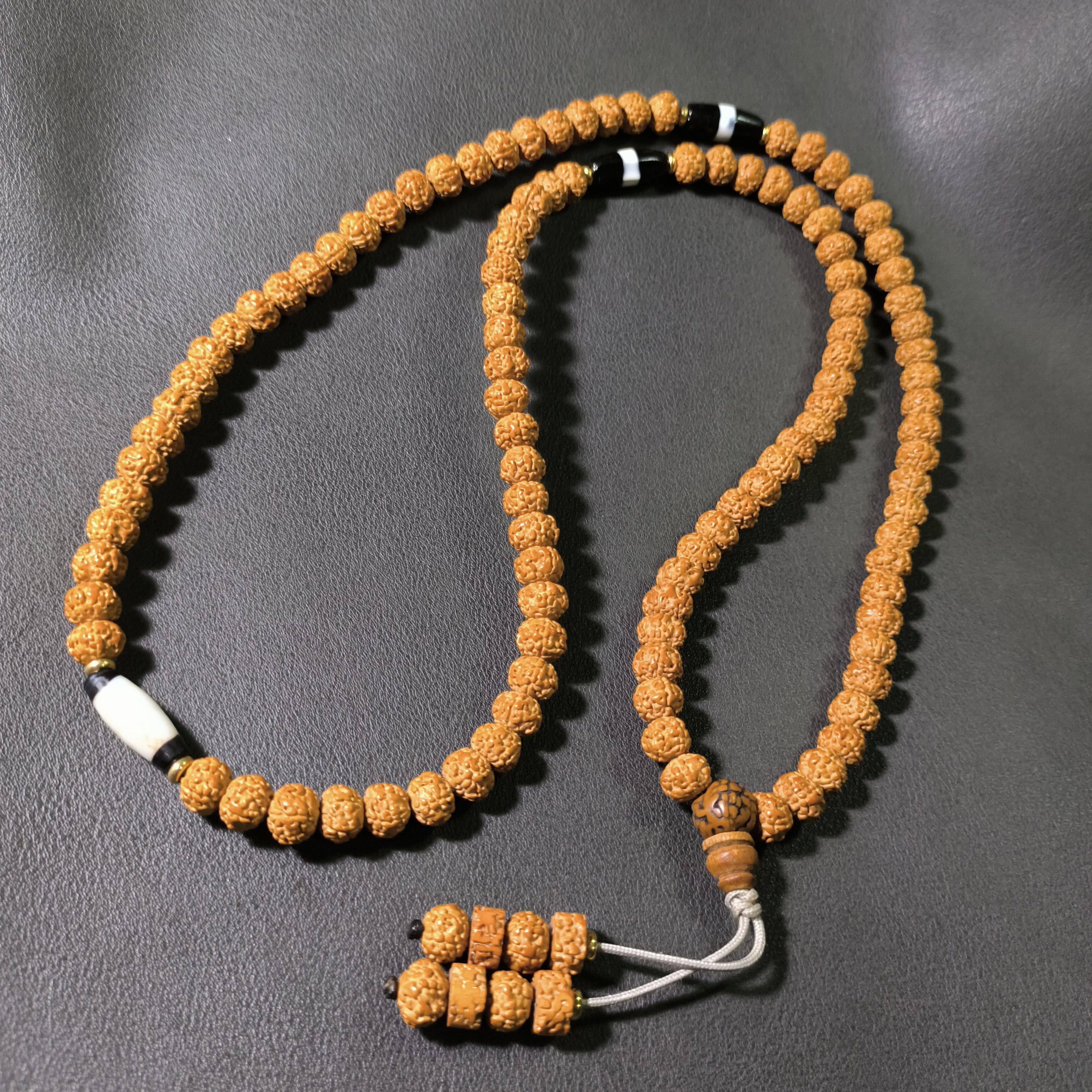 蛤蟆背小金刚菩提108颗手串,配3颗黑白珠【尺寸】:周长83厘米