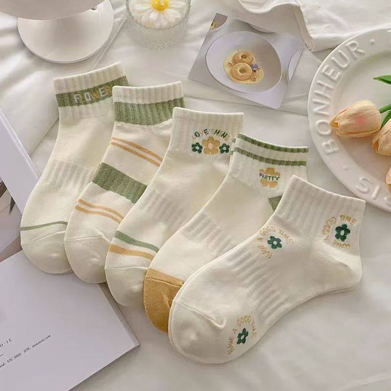 绿色秋季短筒袜子女纯棉春秋小花日系运动风百搭奶白色学院风短袜