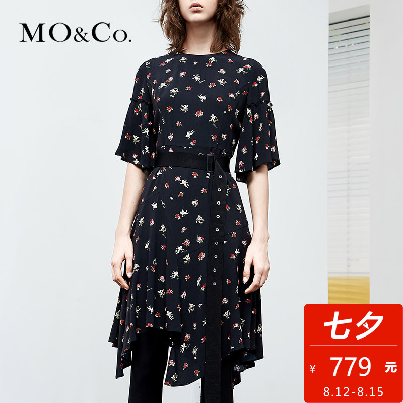 MOCO碎花小心機不規則chic連衣裙女夏2018新款顯瘦氣質中長款收腰