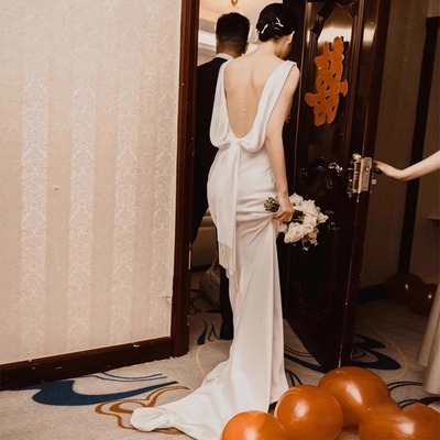 旅拍法式缎面轻婚纱2025新款新娘简约露背修身出门迎宾小拖尾礼服