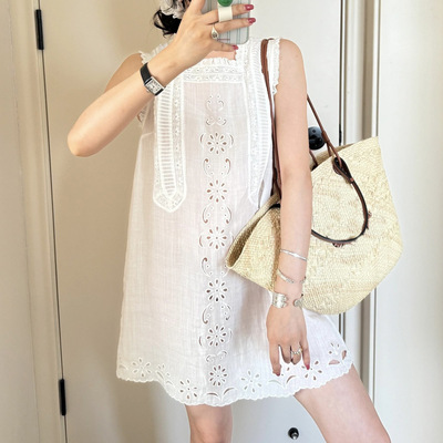 高端法式小众刺绣镂空蕾丝连衣裙女夏小个子度假风亚麻方领背心裙