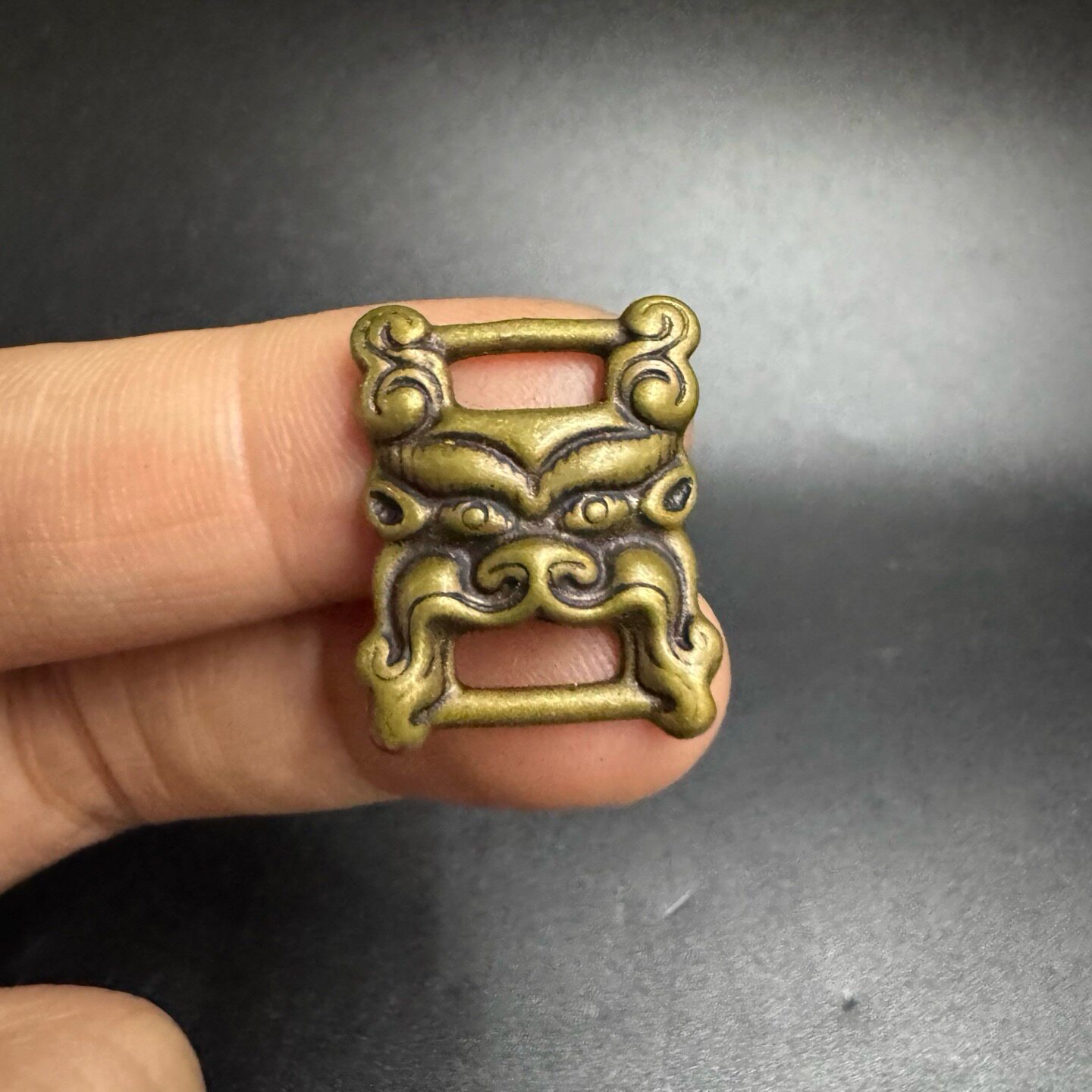 仿古藏式黄利马铜支巴扎经书扣侧挂吊文玩配饰藏传经书扣背运包挂